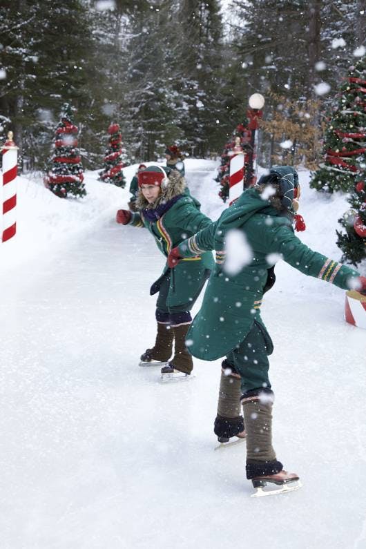 Explora las historias mágicas de la aldea de Santa en el Polo Norte con la foto - Duendes patinando - en el álbum de Santa Claus.