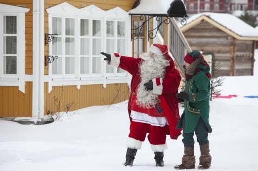 Explora las maravillas mágicas de Santa's Village en el Polo Norte con la foto de Santa Claus de Santa dando indicaciones. ¿A dónde va ese elfo?