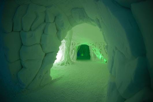 Explora las maravillas mágicas de Santa's Village en el Polo Norte con la foto de la Sra. Claus de los túneles de nieve de Santa Claus. ¡Ese misterio!